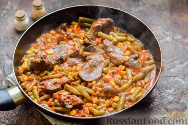 Куриная печень, тушенная с замороженными овощами