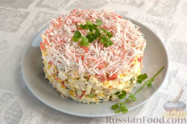 Салат с крабовыми палочками, плавленым сыром, яйцами и зелёным луком