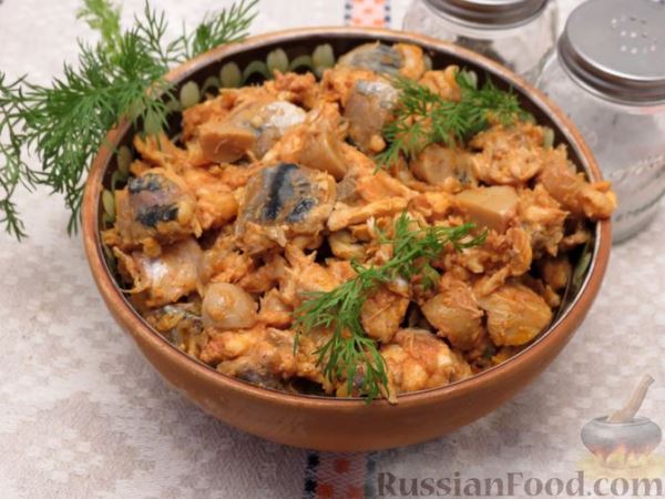 Скумбрия, тушенная в томатно-грибном соусе