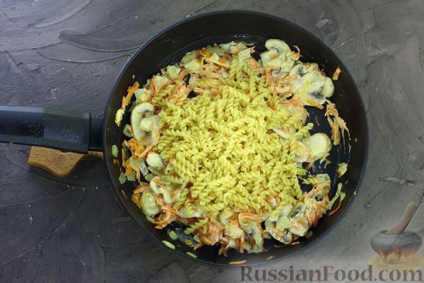 Макароны с грибами и фасолью (на сковороде)