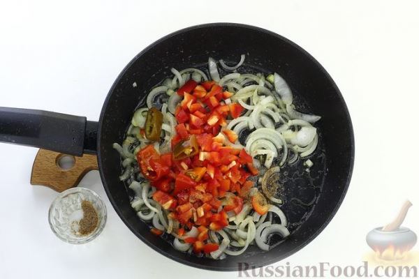 Острый куриный суп с кукурузой, помидорами и соком лайма