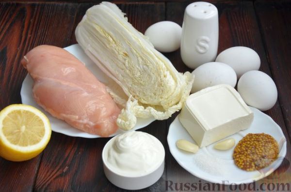 Салат с пекинской капустой, курицей, сыром фета и яичными белками
