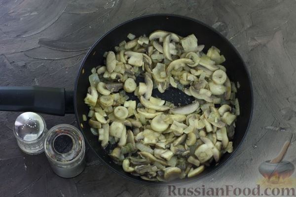 Жареный карась в сметанном соусе с грибами