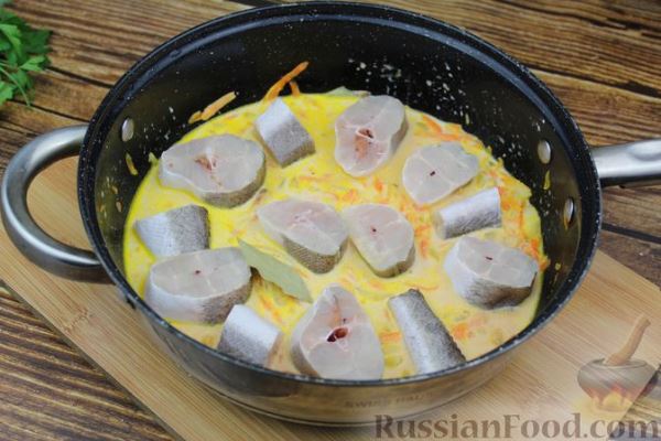 Рыба, тушенная в сливочно-томатном соусе