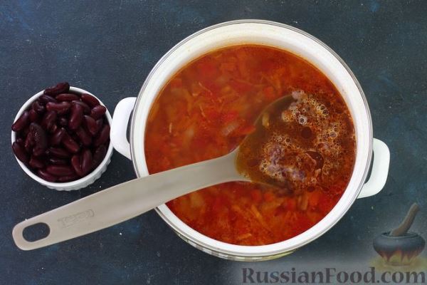 Фасолевый суп с овощами и купатами