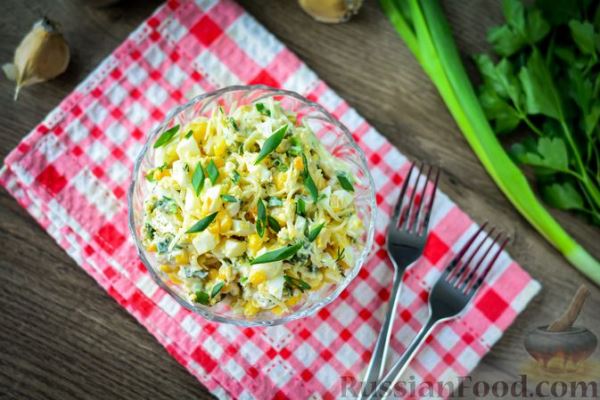 Салат с кукурузой, сыром, яйцами и чесноком