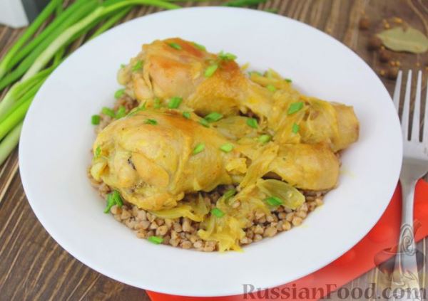 Куриные ножки, тушенные с луком