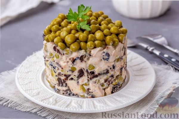Салат с курицей, черносливом и консервированным зелёным горошком