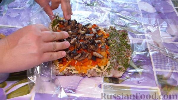 Рулет из скумбрии с овощами, грибами и сыром