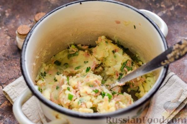 Картофельные котлеты с консервированным тунцом, сыром и зеленью