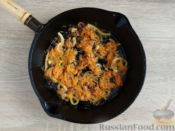 Свиная печень, жаренная с овощами и яйцами