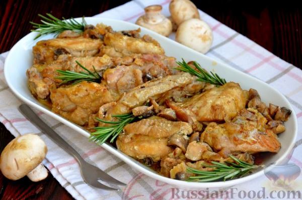 Куриные бёдра, тушенные в сметанно-грибном соусе