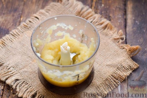 Десерт из сливочного сыра, с ананасами и грецкими орехами
