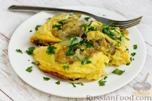 Жареный минтай с луком, в омлете