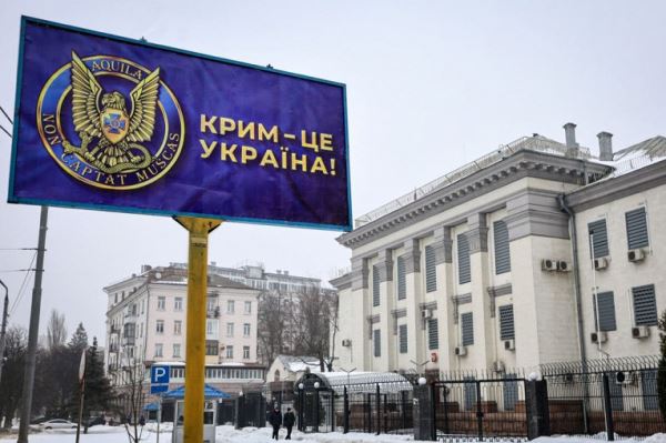 
В Киеве возле посольства России появился баннер «Крым — это Украина»
