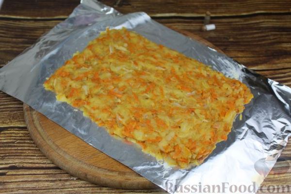 Рулет из рыбы с овощами и варёными яйцами (в духовке)