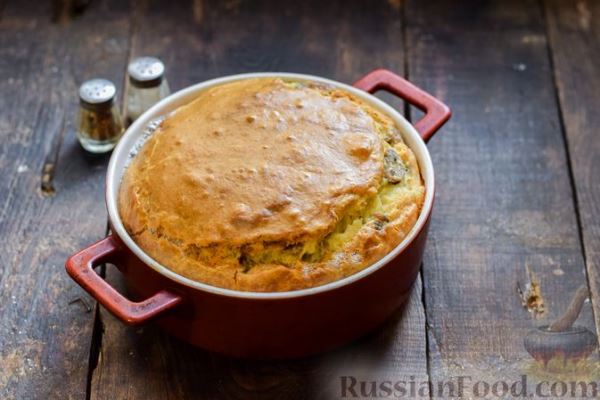 Заливной пирог на сметане, с картофелем и консервированной рыбой