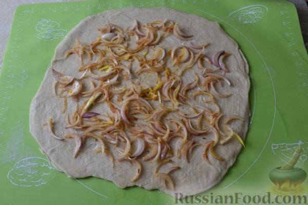 Катлама с пряной луковой начинкой
