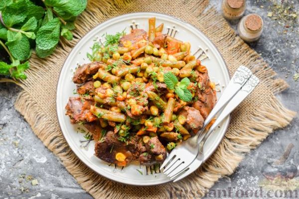 Куриная печень, тушенная с замороженными овощами
