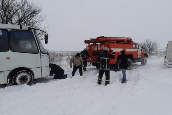 Непогода в Украине: спасатели освободили из снежных заносов более 400 транспортных средств