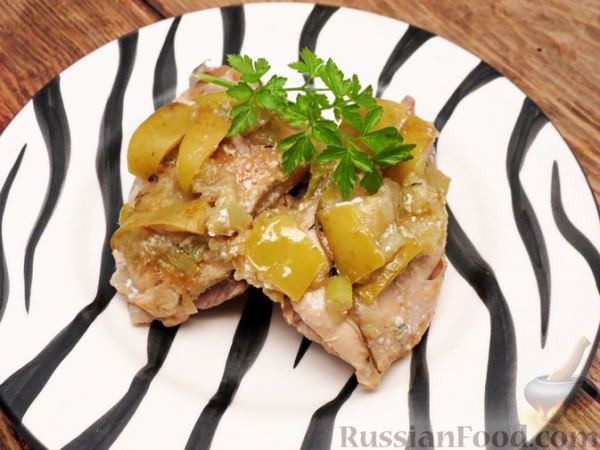 Кролик, тушенный в вине и сливках, с яблоками и сельдереем