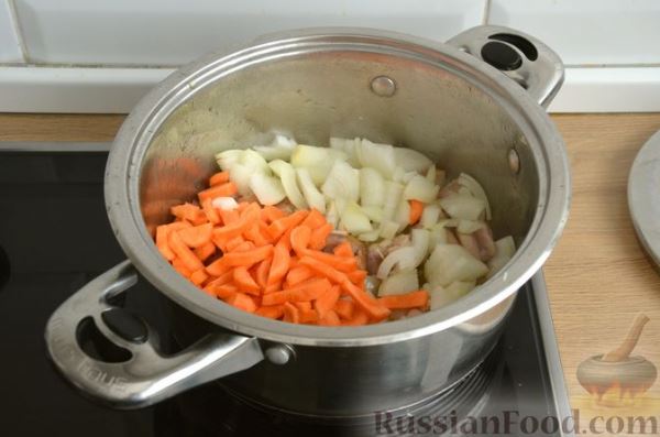 Картошка, тушенная с курицей и консервированной фасолью