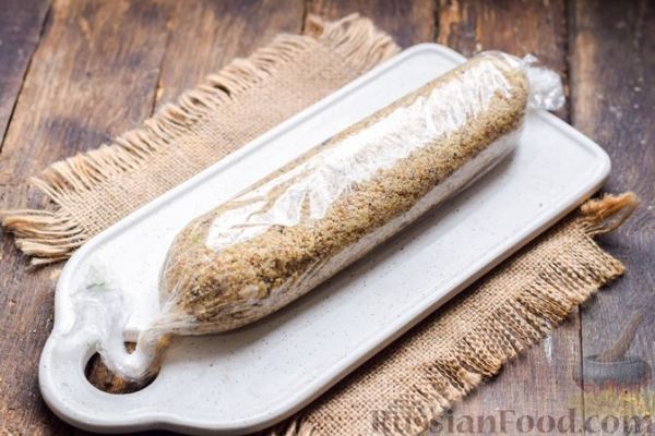 Десерт из сливочного сыра, с ананасами и грецкими орехами
