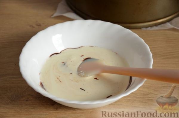 Муссовый шоколадно-творожный торт с печеньем и глазурью (без выпечки)