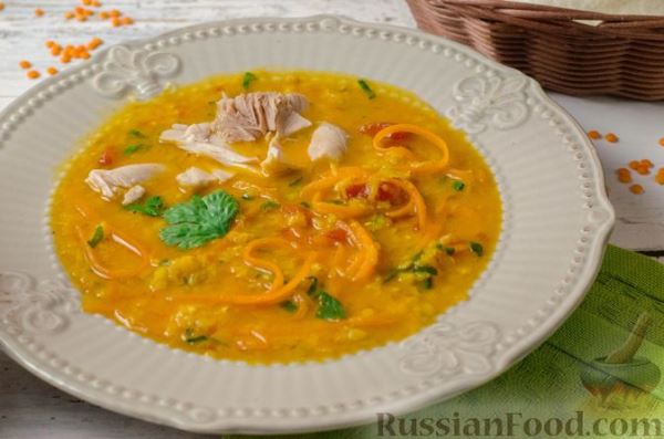 Пряный куриный суп с морковной лапшой