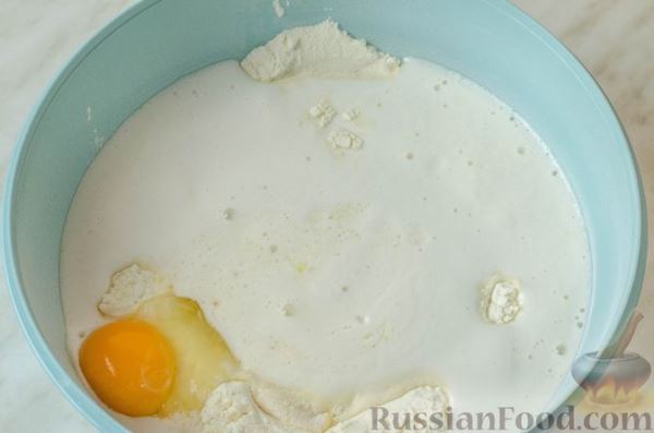 Дрожжевые пирожки-рулетики с мясом и черносливом