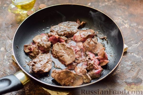 Куриная печень, тушенная с замороженными овощами