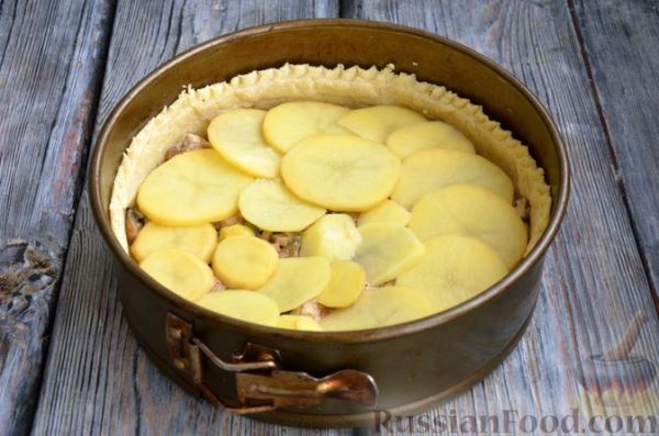 Киш с индейкой, грибами и картофелем