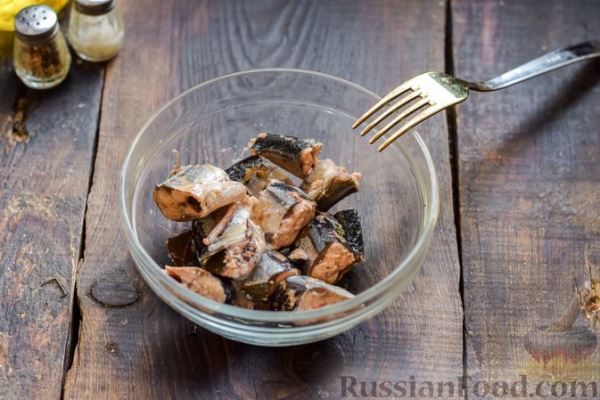 Заливной пирог на сметане, с картофелем и консервированной рыбой