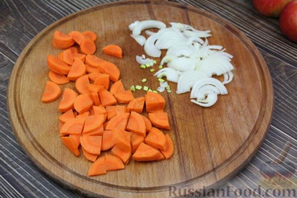 Рыба, запечённая с морковью и яблоками