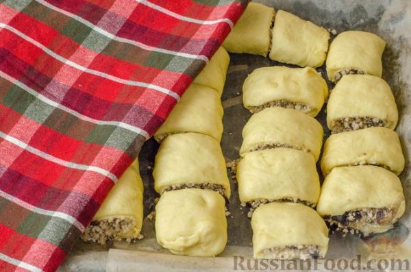 Дрожжевые пирожки-рулетики с мясом и черносливом