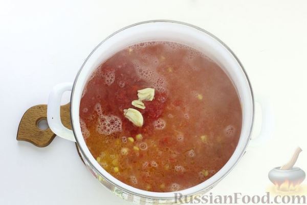 Острый куриный суп с кукурузой, помидорами и соком лайма