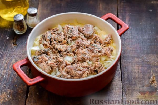 Заливной пирог на сметане, с картофелем и консервированной рыбой