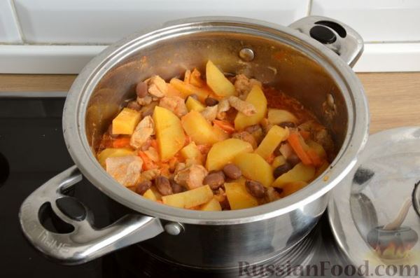 Картошка, тушенная с курицей и консервированной фасолью
