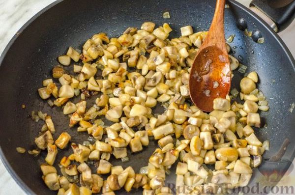 Дрожжевые пирожки с горохом и грибами (в духовке)