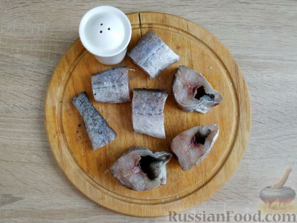 Жареный минтай с луком, в омлете