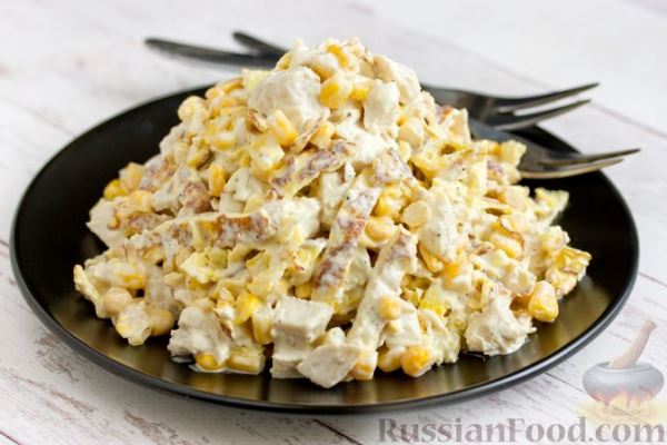 Салат с курицей, кукурузой и яичными блинчиками