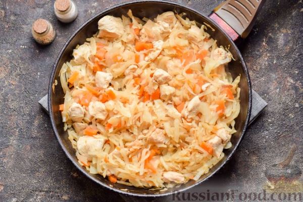 Тушёная капуста с курицей и гречкой (на сковороде)