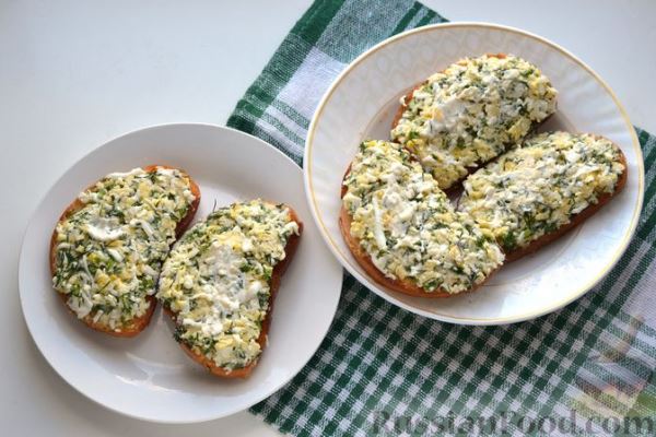 Гренки с сыром, варёными яйцами и зеленью