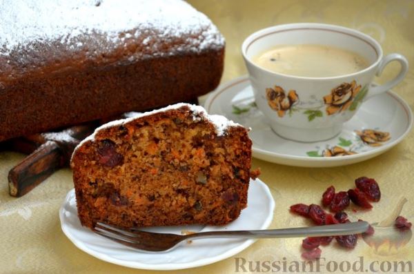 Пряный бананово-морковный кекс с вяленой клюквой и орехами