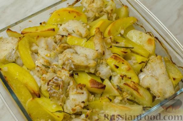 Треска, запечённая с картофелем и розмарином