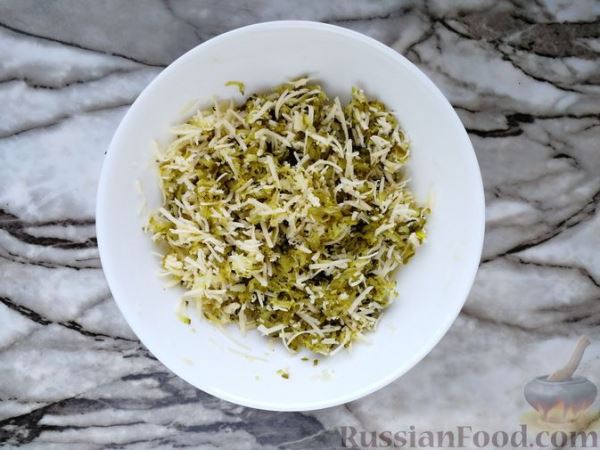 Закусочные маффины с маринованными огурцами, отварными яйцами и сыром