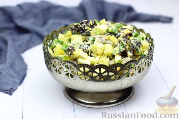Салат с говядиной, картофелем, черносливом и яйцами