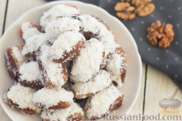 Финики, фаршированные творогом, грецкими орехами и кокосовой стружкой