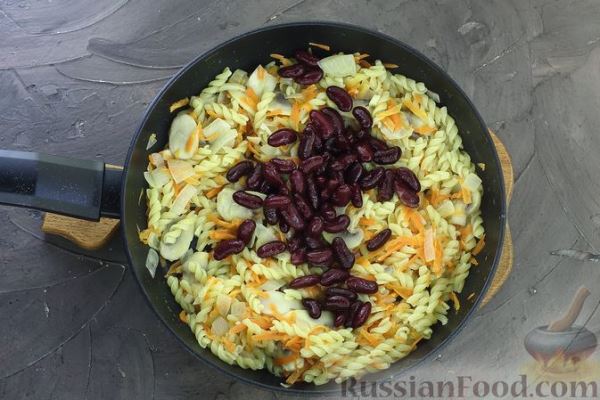 Макароны с грибами и фасолью (на сковороде)
