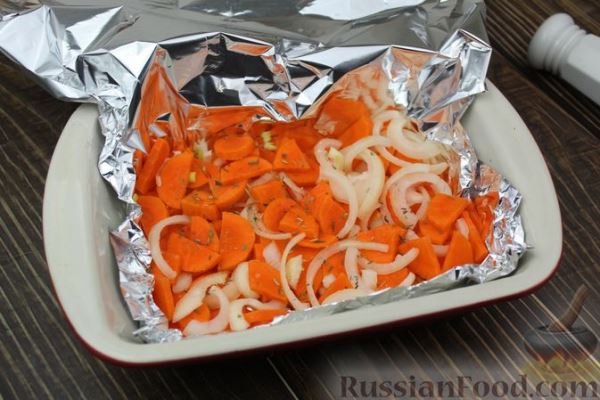 Рыба, запечённая с морковью и яблоками